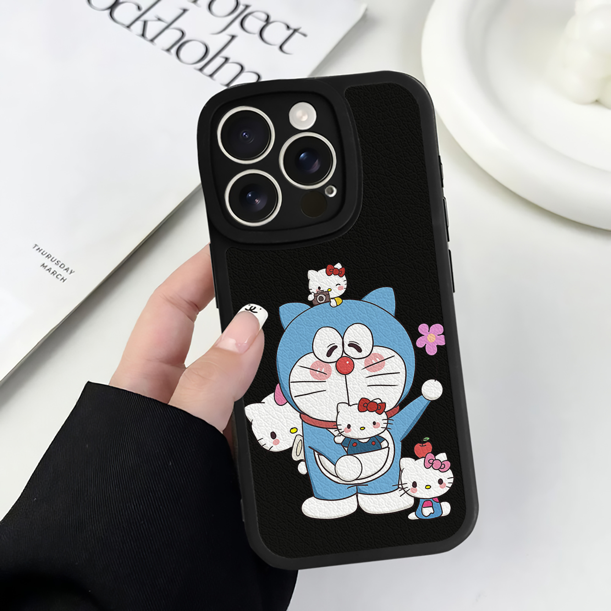 （画像用） ドラえもん Doraemon 【iPhone 16シリーズ対応】シリコンスマホケース（レザー調） 材質：シリコン